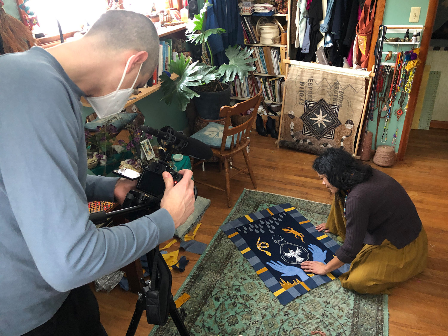 Filmmaker Oriel Danielson shoots a video of textile artist Christi Johnson for DVAA’s “Salon Series | On Location” video series.